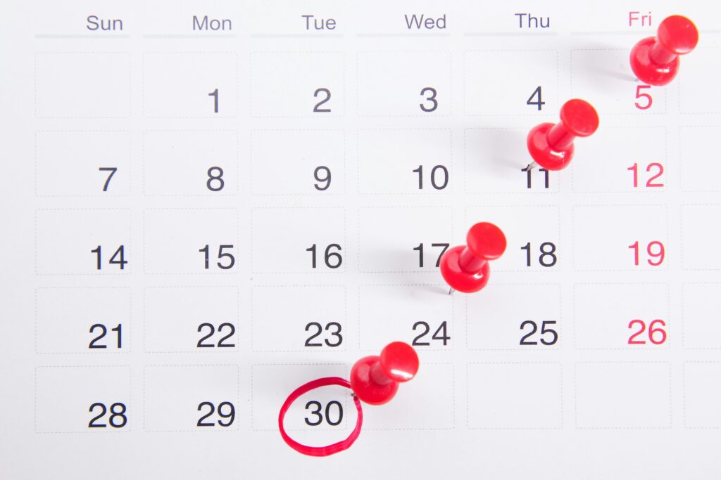carência no plano de saúde: um calendário com botões vermelhos fixados a ele