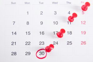 carência no plano de saúde: um calendário com botões vermelhos fixados a ele